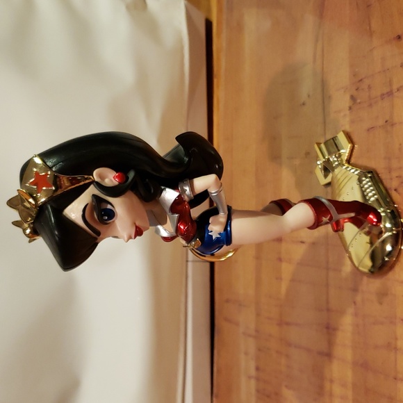 Lootcrate Exclusive Wonder Woman D.C. Bombshells Figure - Picture 5 of 7